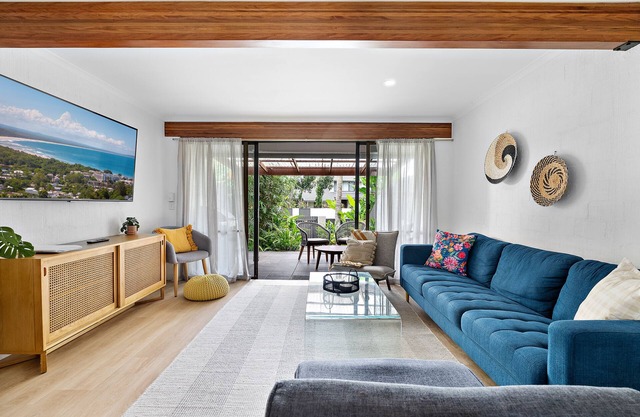 Unit 13 - Stylish Townhouse, private courtyard walk to beach