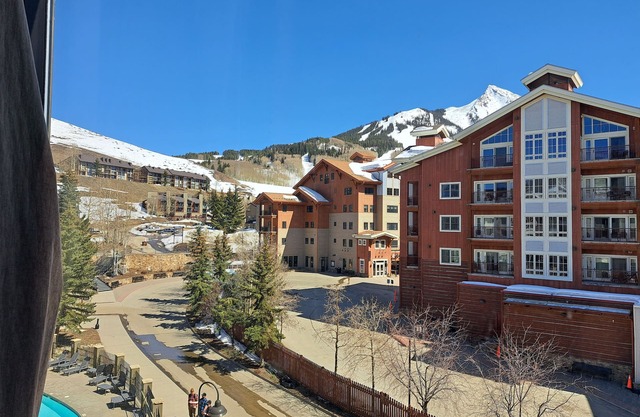 Unit #465 Charming 1-bedroom condo in with WiFi, fitness room, pool, hot tub.