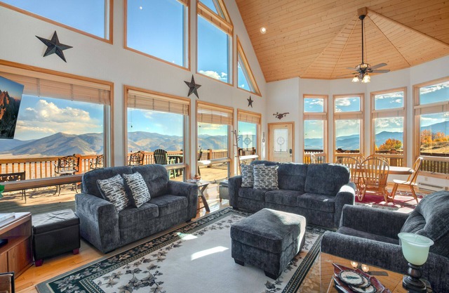 Unmatched Views of Creede - Classic Colorado Cabin - Large Deck