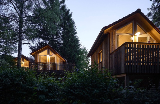 Unser Stelzenhaus ist für Vier Personen Gedacht, Gerne Können Auch Noch Babybett und Hochstuhl auf Anfrage Dazu Gestellt Werden. Die Einrichtung ist Naturfarben und Schwarz mit Schicken, Maritimen Details. Der Raum ist ca. 20 qm Groß und man Kann bei
