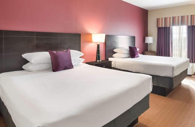 Unwind at Knights Inn Bunkie! 2 Comfortable Units, Outdoor Pool, Free Bfast!