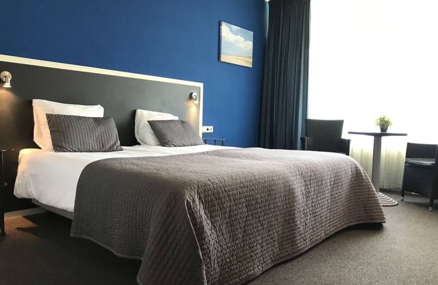 Unwind in Cozy Haven w/Onsite Dining, Parking near Seaside Escape & Local sites