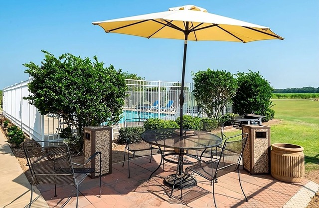 Unwind in Knights Inn Bunkie! Free Parking, Outdoor Pool, Free Breakfast!