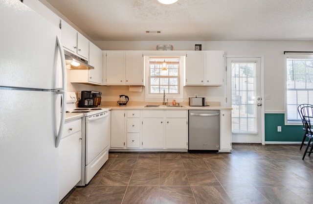 Unwind In Style: Hot Tub/pet Friendly 2 Bedroom Home by RedAwning