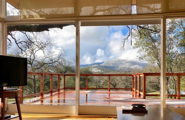 Unwind in the Yosemite Area. Inviting, Spacious And Modern Home with Hot Tub!