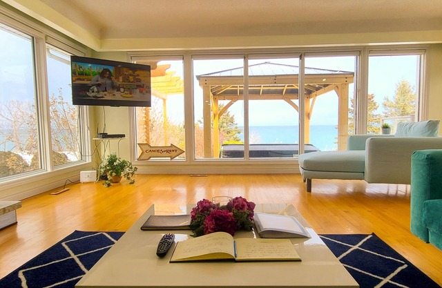 Unwind @ LakeHouse with Hot Tub