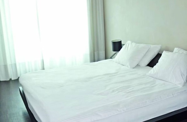Unwind Near the Sea — Pet-Friendly Beach Access & Free Parking Included