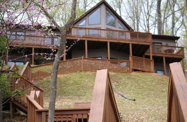 Unwind & Reel 'em Inn -Lakefront House at Smith Mountain Lake, near VT & Liberty