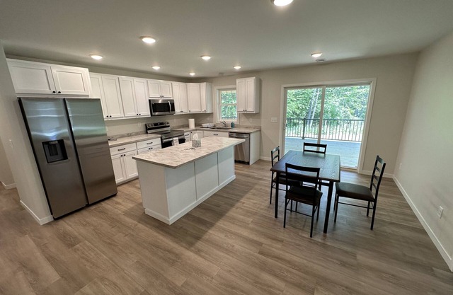 Up North Getaway! Sitting on Hole 16 - Golf Stay & Play - Sleeps up to 12 Guests