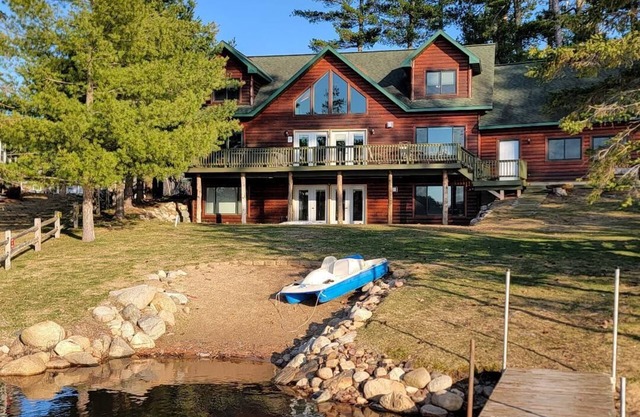 Up North Majestic Pines Retreat Lodge on Mary Lake, Emily MN