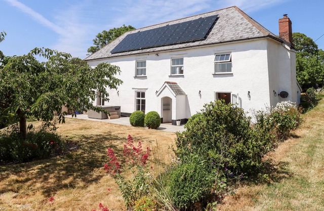 UPCOTT FARM, pet friendly, with hot tub in Morchard Bishop