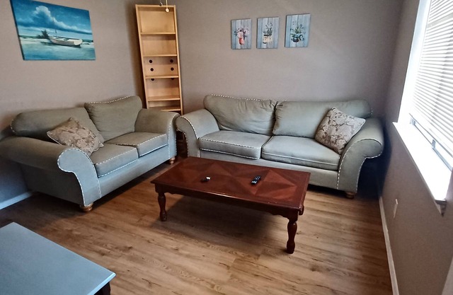 Updated 2br close hospitals/I-25/airport/Nob Hill/center/restos 04