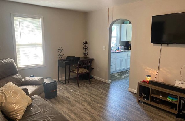Updated 2BR Home near The Lakes + pet friendly