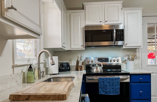 Updated 3Bed/2Ba in Private Gated Lake & Golf Community