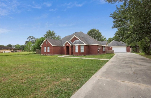 Updated 5 bedroom home w/pool