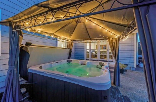 Updated 5 BR house w/hot tub - 5 min walk to downtown!