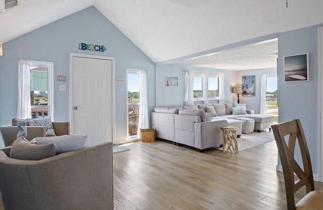 Updated Beach Bum in Crystal Beach! Roomy 2 bedroom - beach in walking distance!