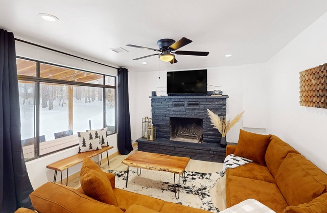 Updated cabin with lovely views, chef's kitchen, central AC, W/D - dog-friendly