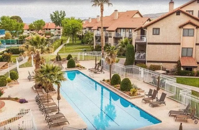 Updated condo with pools near golf courses