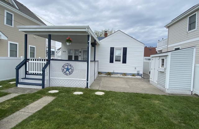 Updated Cottage only 2 blocks from beach and boards!