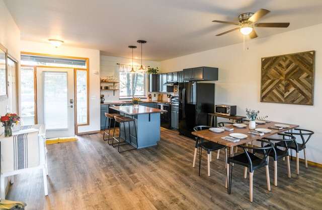 Updated Eagle Crest Townhouse with resort amenities