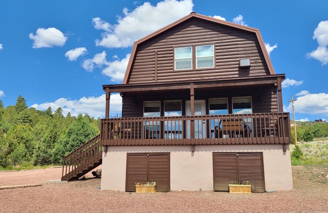 Updated for 2025! Midway between Bryce & Zion. Hike, Bike, ATV, Stars, Wildlife.