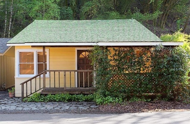 Updated Healdsburg River Cottage: Minutes from Plaza, Tasting Rooms & Vineyards