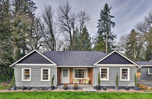 Updated Home w/ Fire Pit ~ 13 Mi to Portland!