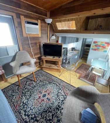 Updated houseboat on the river!