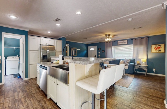 Updated kitchen, outdoor seating, drive to all the area waterfalls