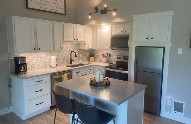 Updated Mount Bachelor Village 2-bedroom Condo, Enjoy Resort Amenities! with AC