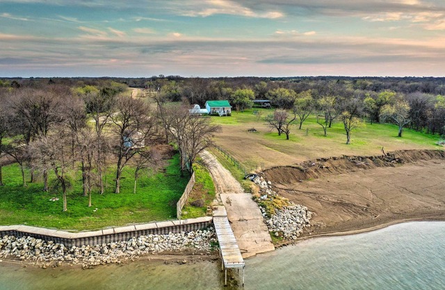 Updated & Peaceful Lakefront Cottage!