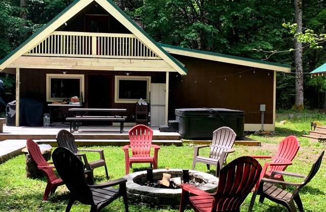 UPDATED-Peaceful Riverfront Cabin - Hot tub-Greenwater-Crystal Mtn. -Mt.Rainier