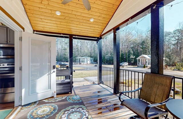 Updated tiny home with two living rooms, fireplace, grill, & games - near hiking