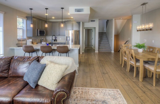 Updated Townhouse Pool & Hot Tub