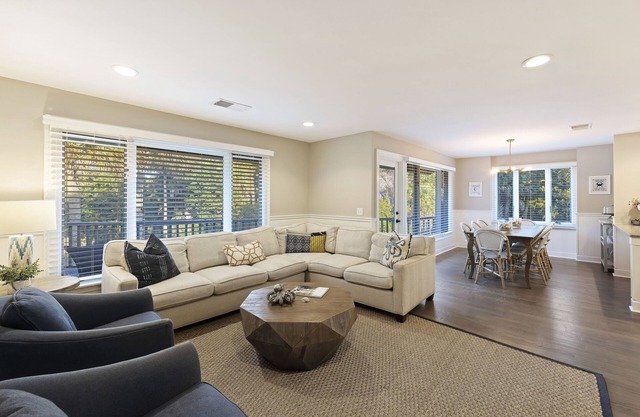 Upgraded 4BR Fairway Oaks Villa, Golf Views, Pet-Friendly, Close to Beach!