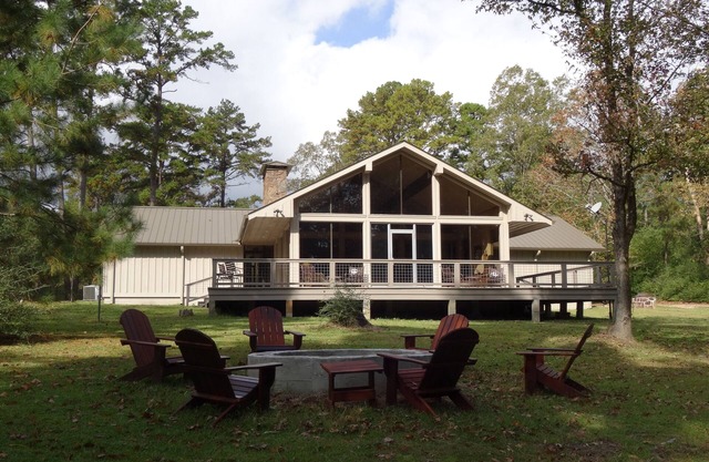 Upland Hill Lodge - East Texas lake views