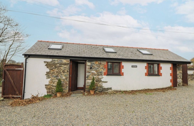 UPPER CALFFIELD STUDIO, pet friendly, with a garden in Haverfordwest