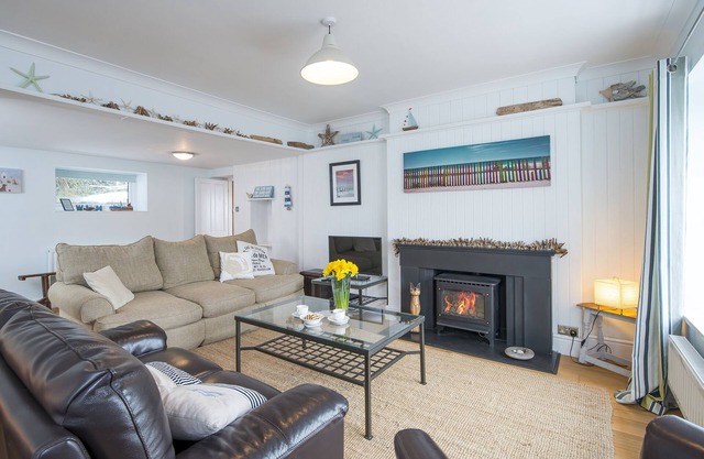 Upper Mead, Holiday Cottage Amroth, Sleeps 6, 3 bedrooms, bathrooms