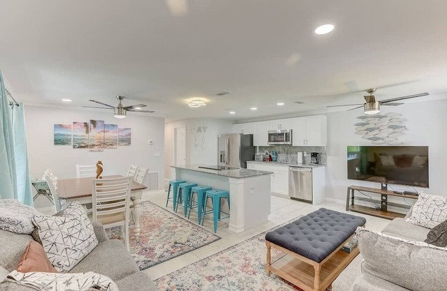 *Upscale 2/2 condo with pool 6 mins from IMG