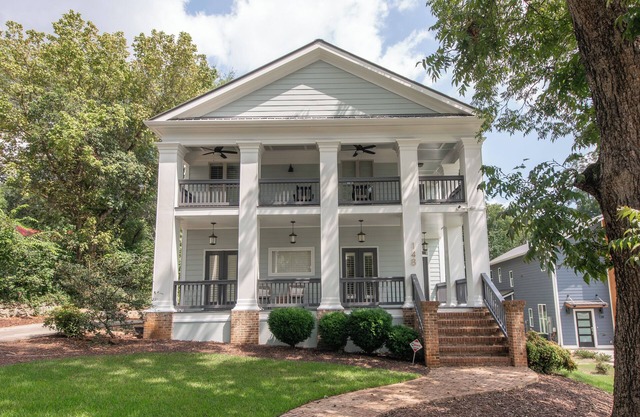 Upscale 4BR Walk to Stadium and Downtownn