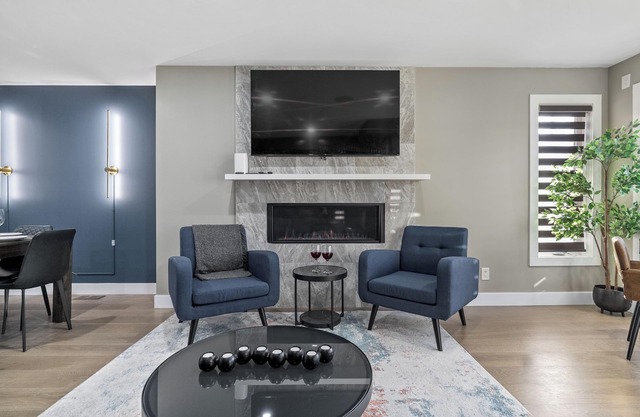 *Upscale Downtown Home on 17 Ave l 5 Mins to Stampede l Two King Rooms*