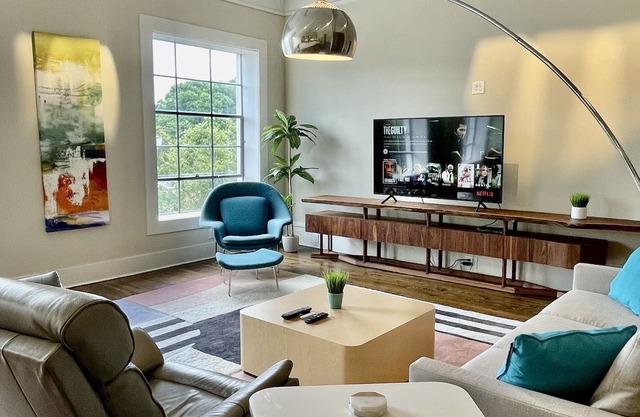 Upscale Downtown Luxury Penthouse with PARKING
