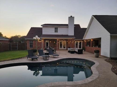 Upscale Hideaway with 2 King Beds Disney Plus Fast WiFi Private POOL & Gated Yard