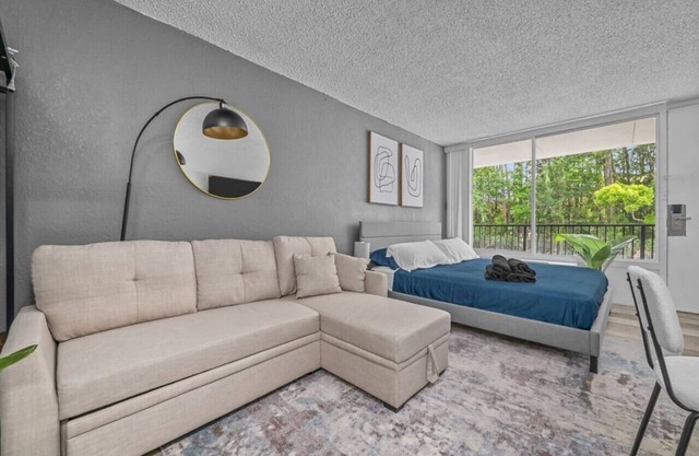 Upscale King Bed Suite—Mins to Downtown JAX!