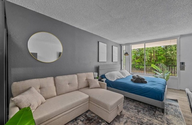 Upscale King Bed Suite—Mins to Downtown JAX!