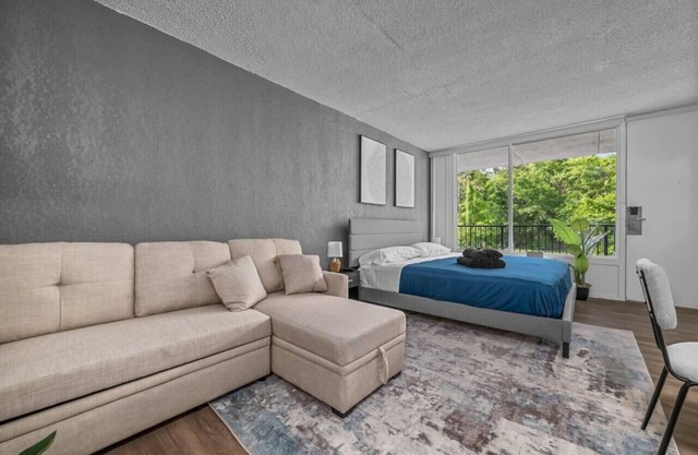 Upscale King Bed Suite—Mins to Downtown JAX!
