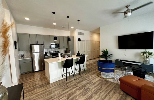 Upscale MODERN 1BD 1BATH w/KING size bed, sofa couch, full kitchen &AMENITIES!