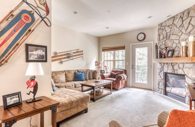 Upscale mountain condo - pool, hot tub, sauna, furnished balcony & washer/dryer