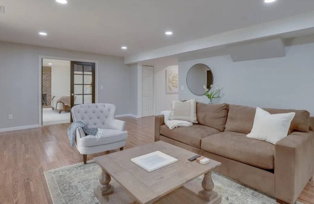 Upscale neighborhood, 1200sqft apartment, fully fenced backyard